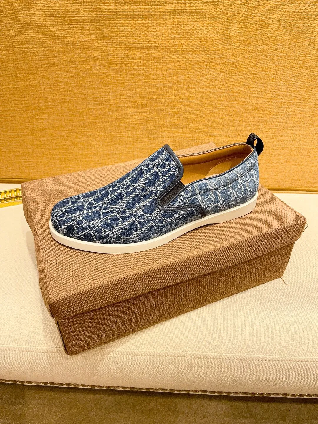 Factory price 380🔥[Dior] The latest 2024 new model is carefully crafted and set off the audience! An international brand that continues to innovate. This men's all-season casual shoe, the original version, has an all-leather upper, breathable and comfortable leather feet ➕Rubber non-slip outsole, breathable and comfortable, quality speaks for itself👄Color: two colors Size: 38-44